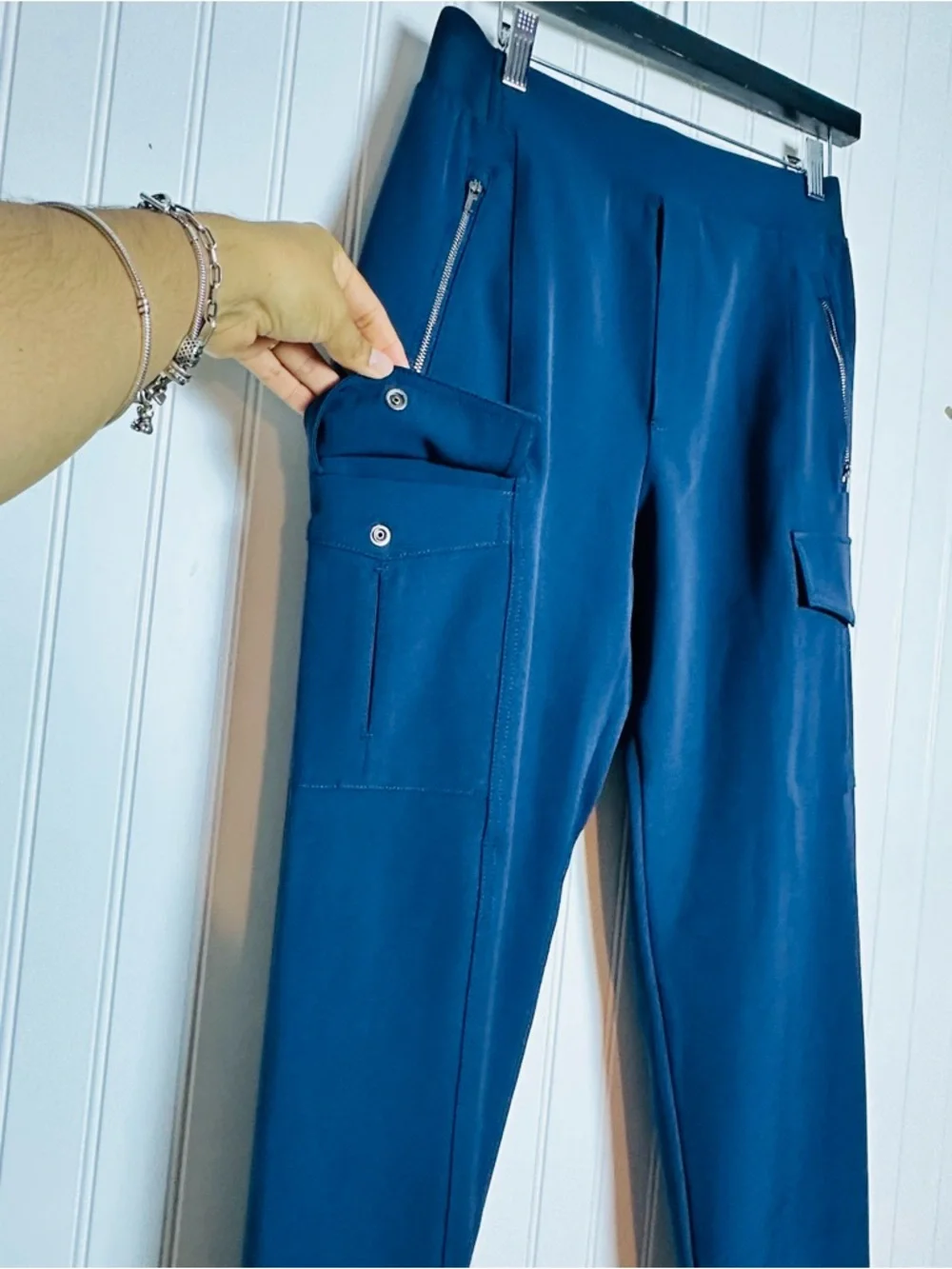 Athleta Endless High Rise Cargo Pant
Textured, stretch fabric in a tapered 6 - Picture 8 of 14